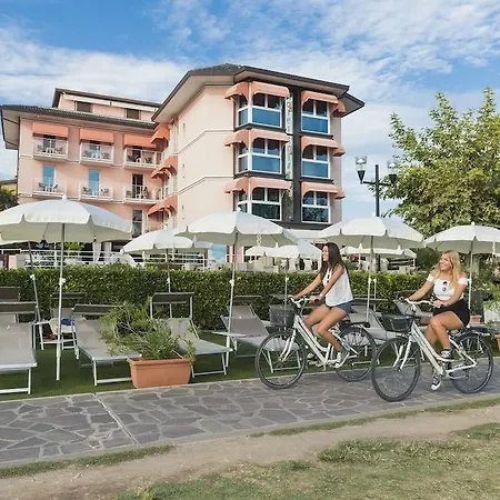 Отель Kriss Internazionale 4*